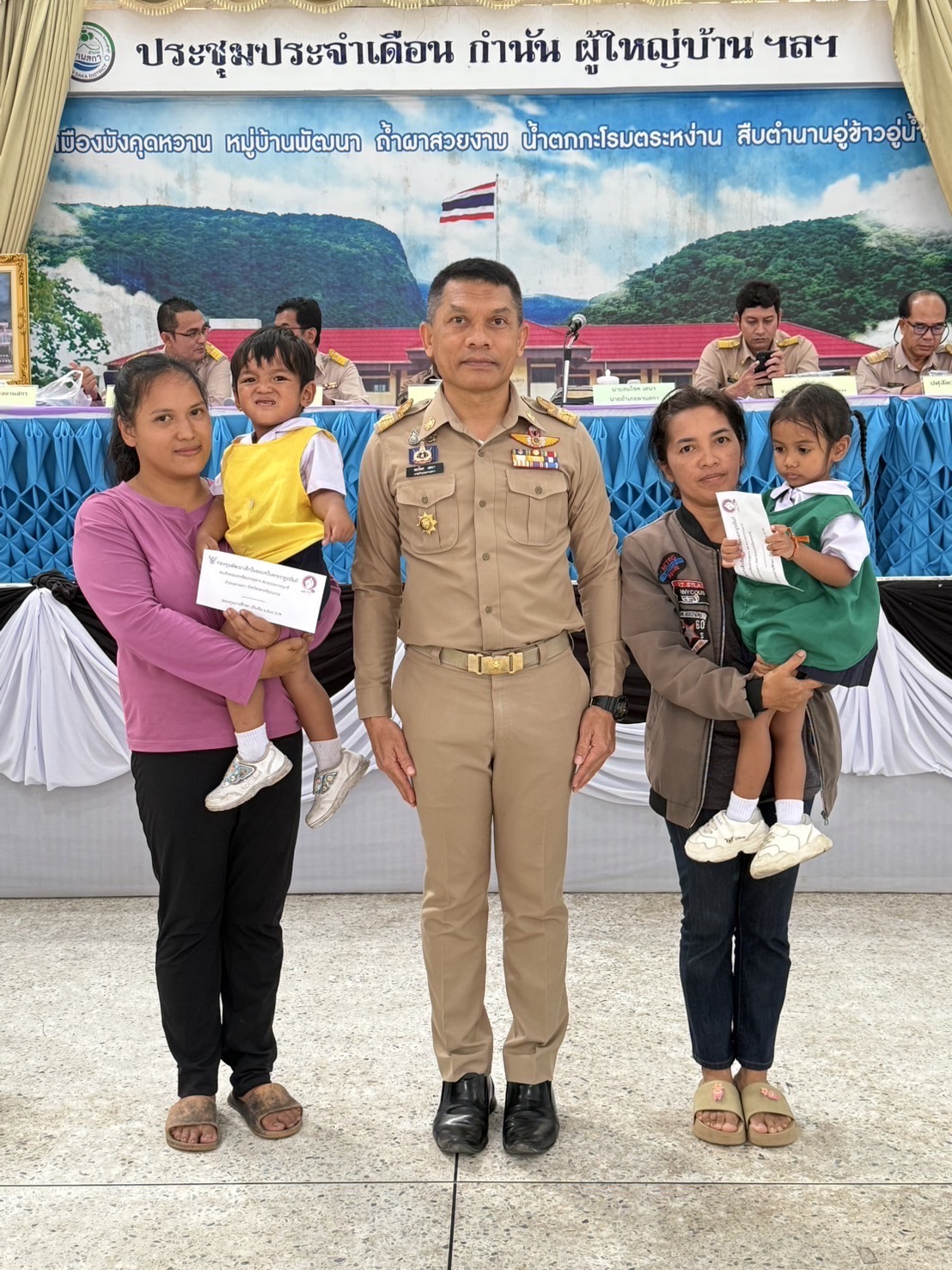 พช.ลานสกา : มอบทุนอุปการะเด็กกองทุนพัฒนาเด็กชนบทในพระราชูปถัมภ์ สมเด็จพระเทพรัตนราชสุดาฯ สยามบรมราชกุมารี